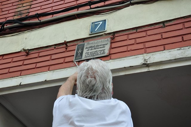 Separatistas arrancan las placas de la vivienda social del franquismo