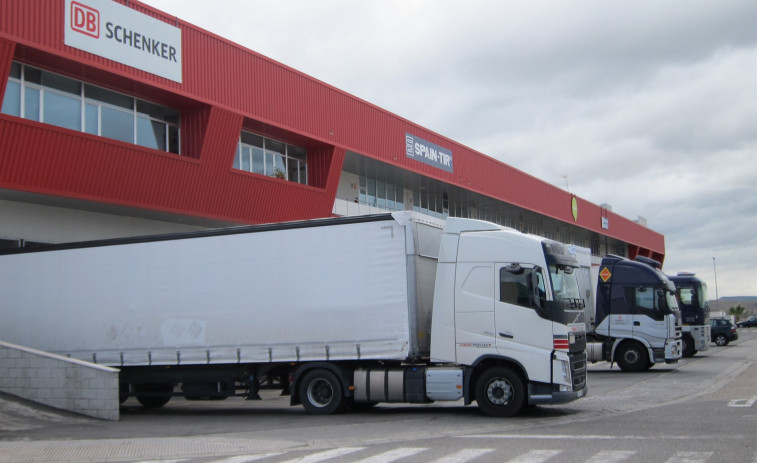 Asociaciones gallegas de transporte demandarán a fabricantes de camiones tras la sanción de la UE
