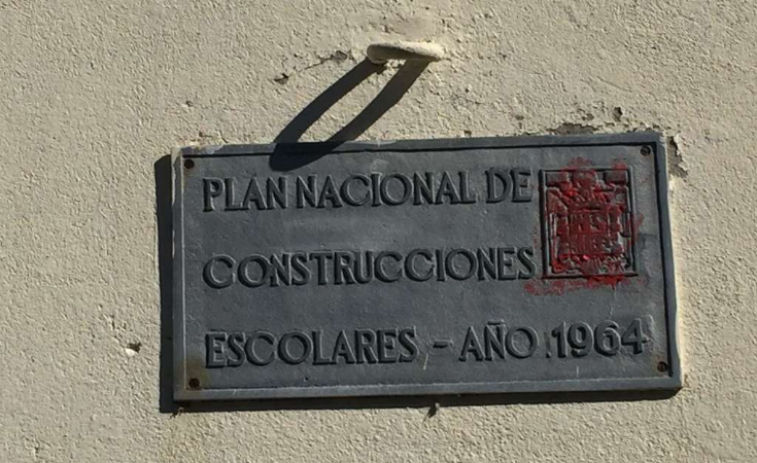 El Concello de Lugo retira la simbología franquista del Colegio Manuel Mallo Mallo