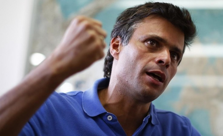 Sale de prisión el opositor venezolano Leopoldo López