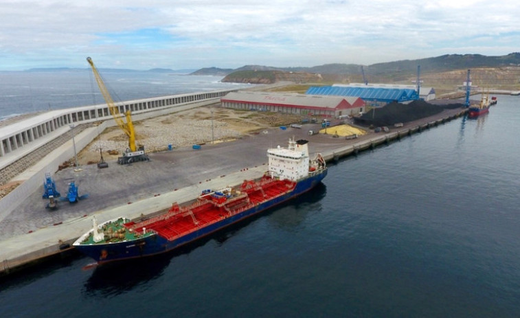 Un mercante con 12.000 toneladas de productos químicos se avería frente a la costa gallega