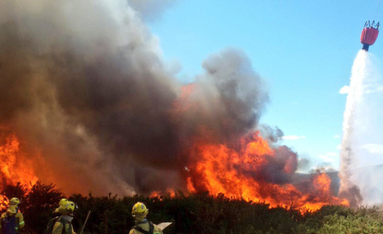 Un incendio muy virulento en Verín amenaza un núcleo de población