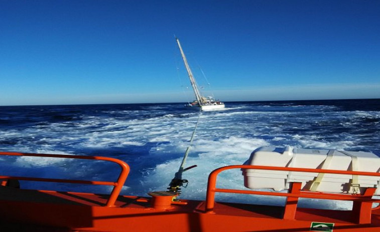 Salvamento Marítimo acude al rescate de un velero francés cerca de Corrubedo