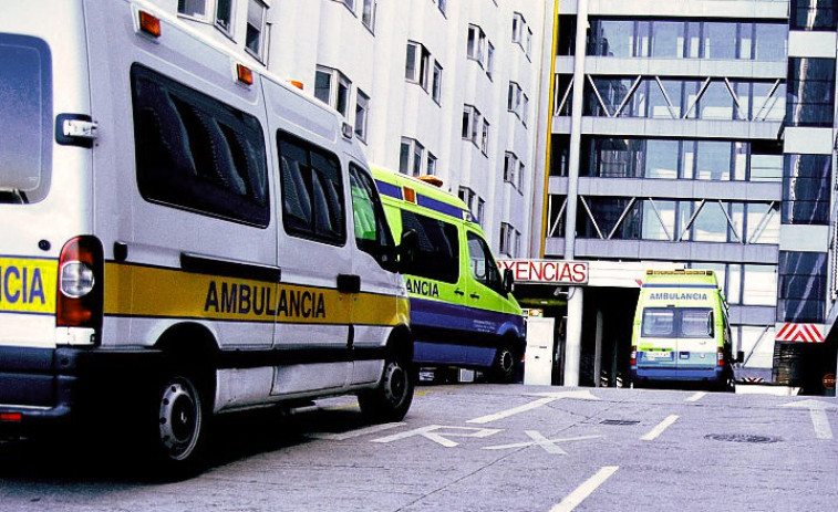 Las Urgencias del CHUAC se quedan sin camillas y provocan retrasos a las ambulancias