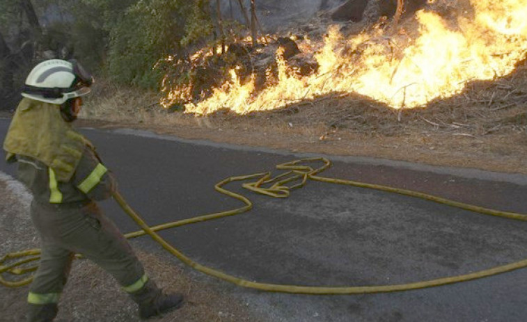 Noche de batalla contra el fuego con hasta seis incendios forestales en Galicia