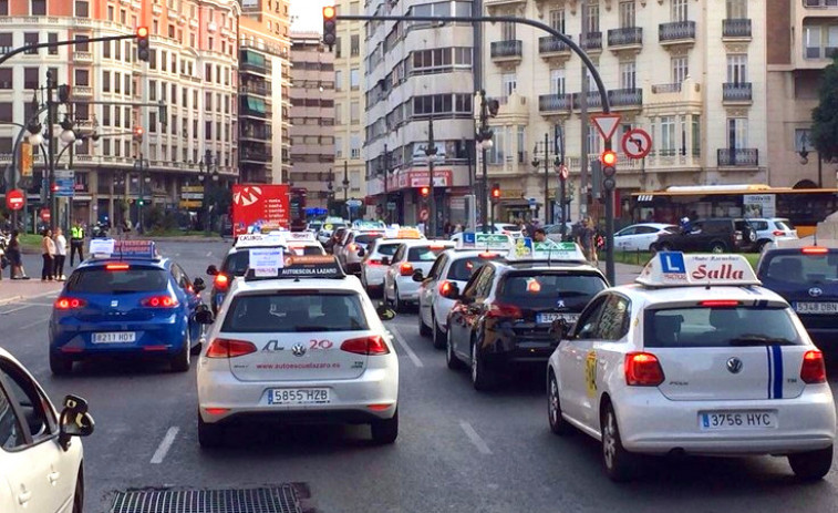 ​Los examinadores de tráfico denuncian al presidente de las autoescuelas gallegas
