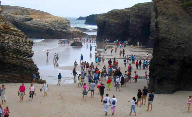 Solo dos días de agosto la Praia das Catedrais evitó el lleno absoluto