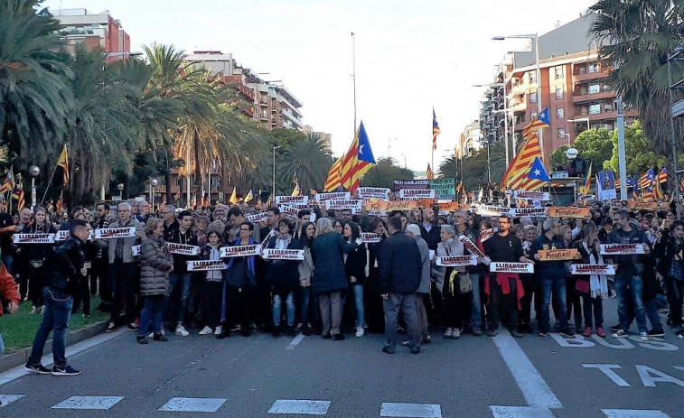Miles de manifestantes reclaman en Barcelona la excarcelación de los dirigentes independentistas