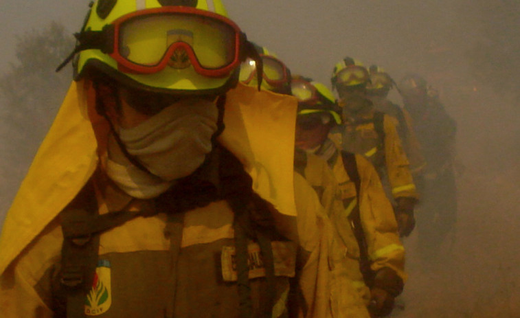 Trabajadores contra incendios vuelven al paro mientras la Xunta mantiene a Fernández-Couto