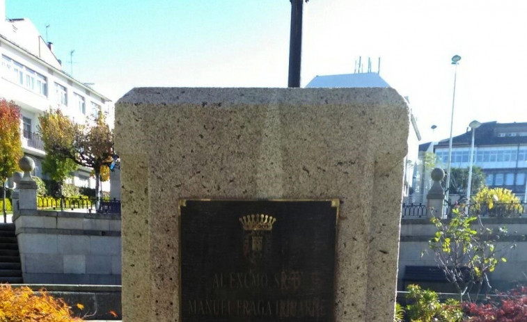 Roban de madrugada el busto de Fraga instalado en Vilalba que suele sufrir ataques