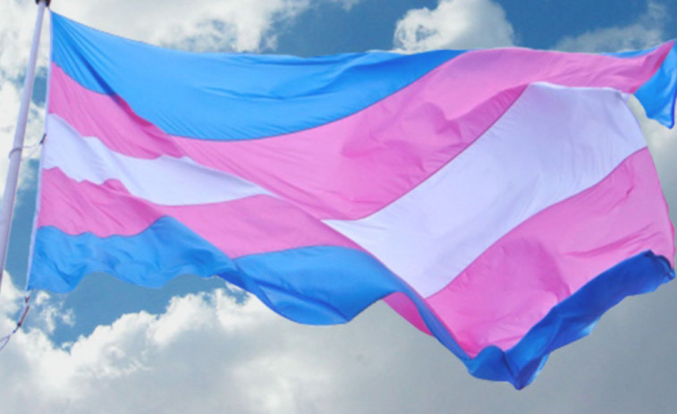Iluminación multicolor por los derechos de las personas transexuales