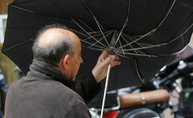​La lluvia regresa a Galicia acompañada de alertas por viento en tierra y por oleaje