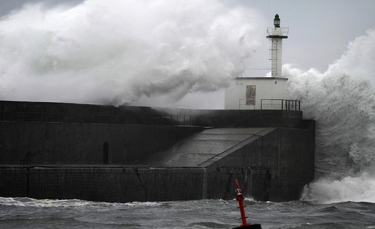 El temporal 'Ana' activa la alerta naranja por viento este domingo en toda Galicia