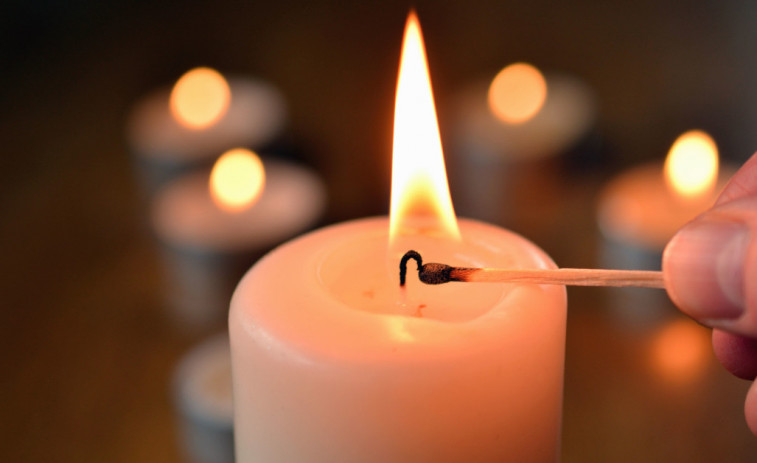 ​Una vela encendida de madrugada provoca un incendio en un piso