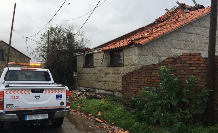 Un tornado en Sanxenxo causa destrozos en casas, naves y un colegio