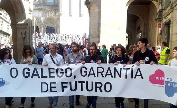 Miles de galegos maniféstanse en defensa da lingua polas rúas das cidades de Galicia