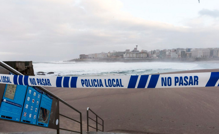 Lo peor del temporal deja olas de casi diez metros en la costa de A Coruña