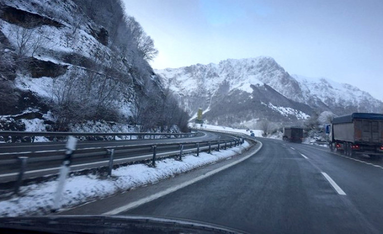 La situación mejora en las carreteras tras el último coletazo del temporal de nieve