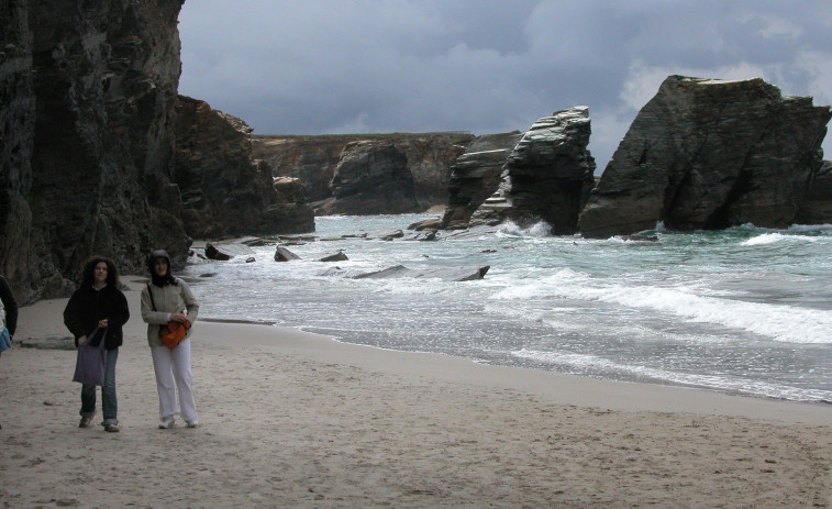 Otro desprendimiento pone en alerta a los visitantes de la playa de As Catedrais