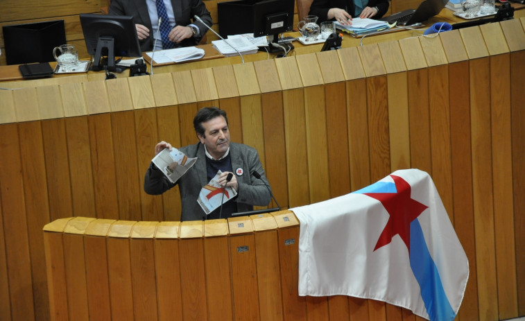 El diputado del BNG Luís Bará rompe una foto de Felipe VI en el pleno parlamentario para pedir derogar la Ley Mordaza