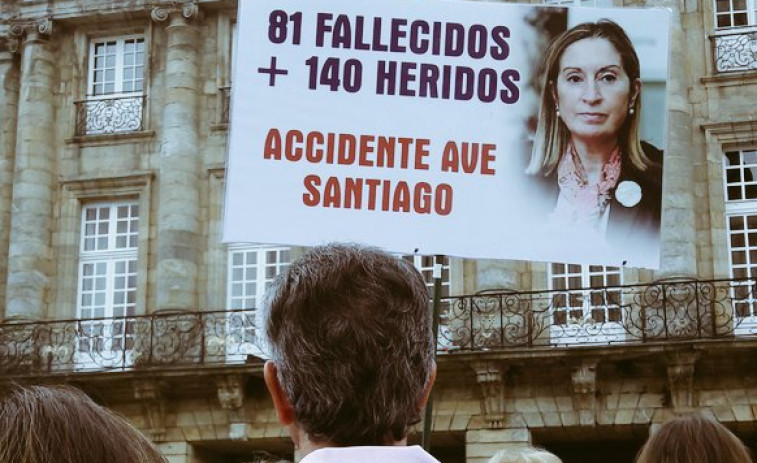 Las víctimas del Alvia marchan entre aplausos, pidiendo dimisiones y con la ausencia de PP y PSOE