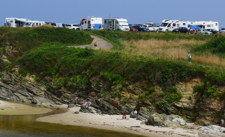 El castro de Barreiros se convierte en un aparcamiento de autocaravanas