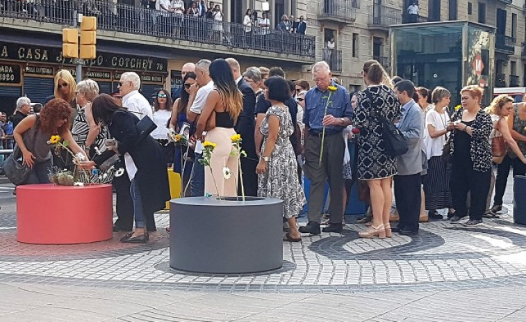 Silencio y respeto en La Rambla en recuerdo a las víctimas del 17A