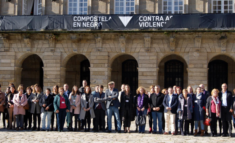 Todas las diputaciones, salvo la de Ourense, y un centenar de ayuntamientos gallegos se visten 'En negro' contra las violencias machistas