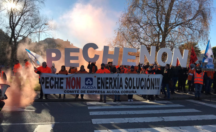 Los trabajadores de Alcoa llevan sus protestas a las puertas de la Xunta