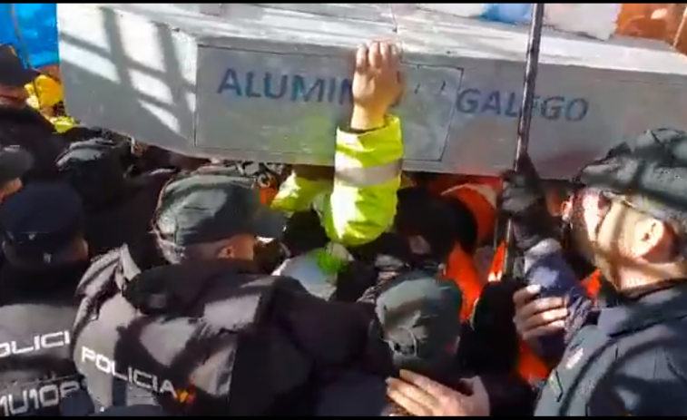 Cargas policiales para sofocar las protestas de los trabajadores de Alcoa (VIDEO)