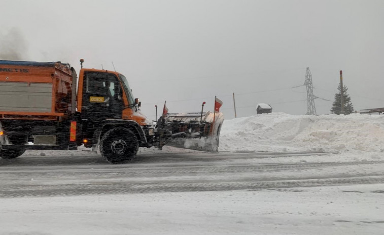 La nieve obliga a cortar la carretera OU-122 en Carballeda de Valdeorras