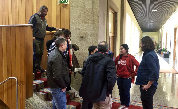 Vecinos de Touro denuncian censura en el Parlamento de Galicia