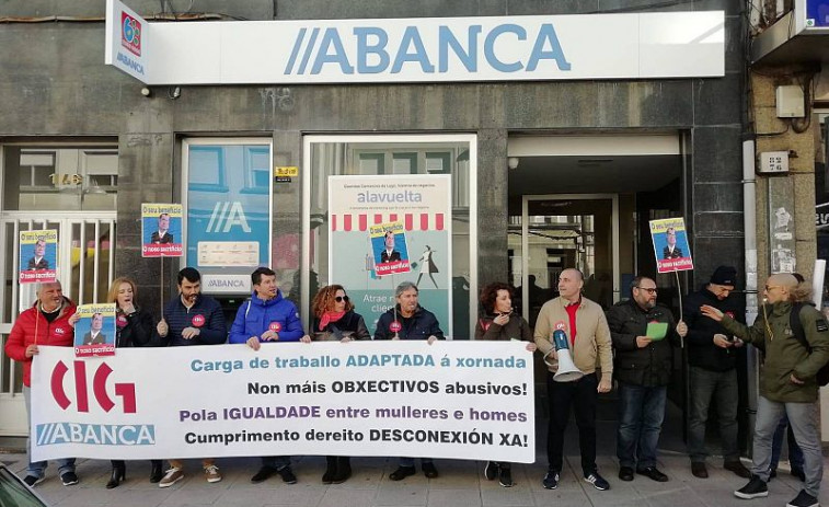Las empleadas de ABANCA se movilizan en Lugo por la excesiva carga de trabajo