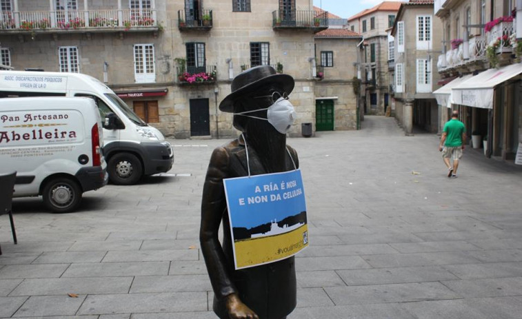 APDR 'viste' as estatuas da cidade con máscaras para protestar contra ENCE
