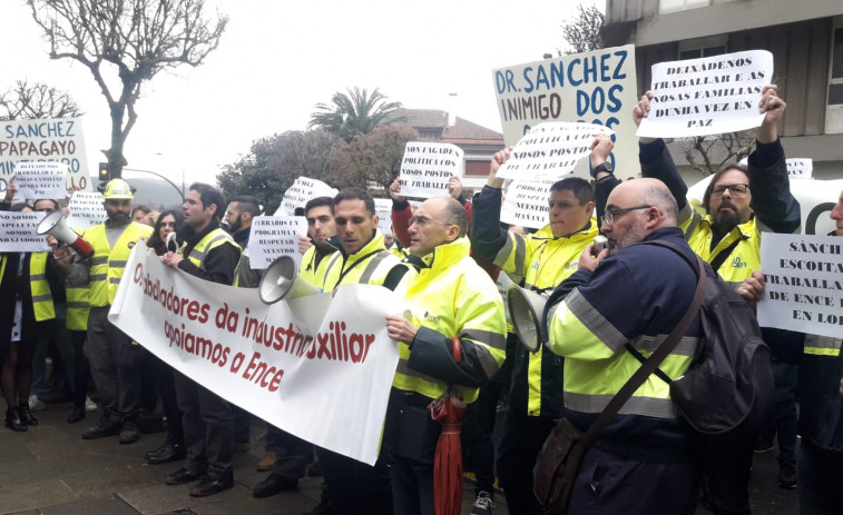 Representantes de ENCE llevan sus protestas ante la sede socialista en Ferraz