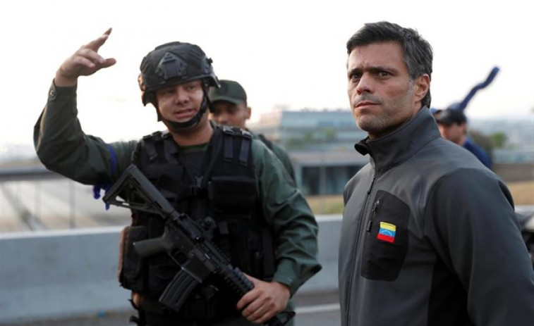 Revuelta en Venezuela con liberación de López y enfrentamientos entre militares (vídeo)
