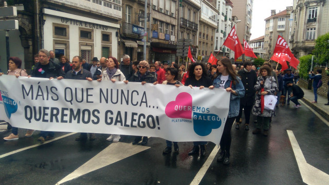 (AV) Letras Galegas.- Miles De Personas Salen A La Calle En Toda Galicia Para Gritar 'Máis Que Nunca, Queremos Galego!'