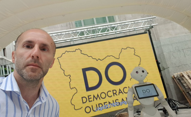 ​(VÍDEO) Primeras palabras del robot de Democracia Ourensana: “El calor de Ourense es insoportable”