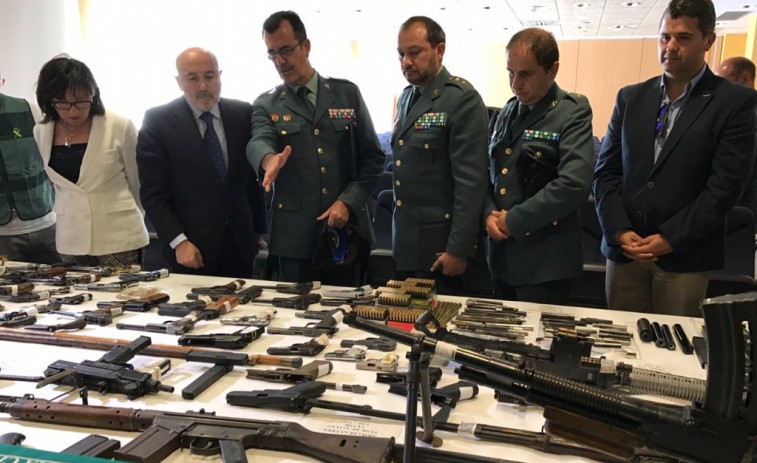 (Vídeo) Diez armas de guerra incautadas en un gran arsenal oculto en un finca gallega