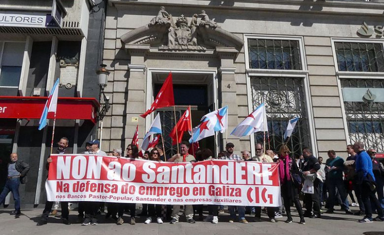 ​Los trabajadores rechazan el ERE del Banco Santander que busca deshacerse de casi 500 empleados en Galicia