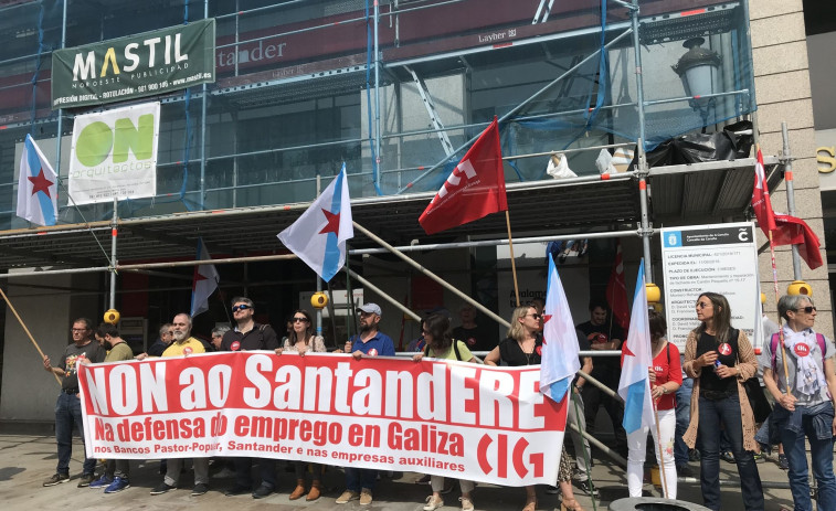 El ERE del Banco Santander en Galicia afectará a 370 trabajadores y cerrará 79 sucursales