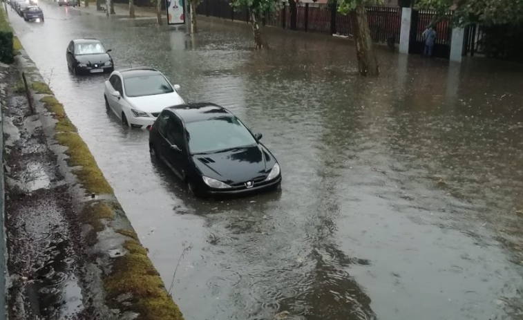 ​(VÍDEOS) El “verano” en Galicia inunda la ciudad de Ourense
