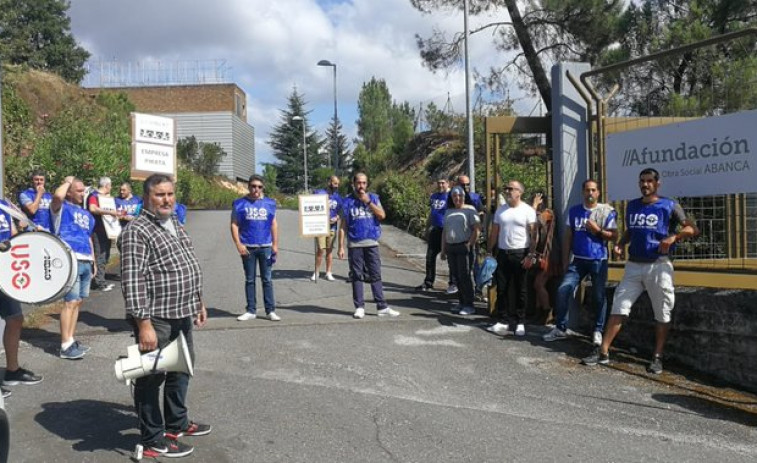 Docenas de vigilantes de seguridad protestan contra Afundación (Abanca) por despidos en Ourense