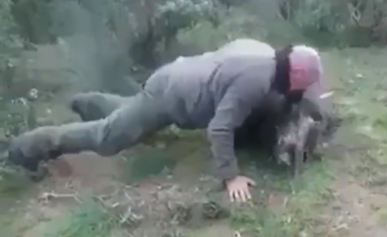 ​(VÍDEO) Un cazador gallego se graba mordisqueando el jabalí que acaba de abatir