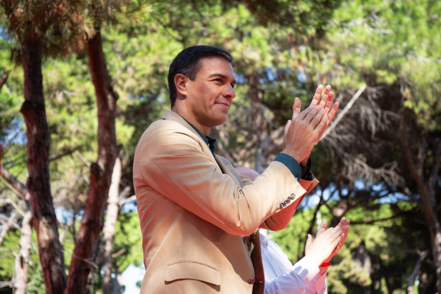 El presidente del Gobierno en funciones, Pedro Sánchez, aplaude en el acto político de la Fiesta de la Rosa del PSC, en Pineda de Gàva (Barcelona/España) a 29 de septiembre de 2019.