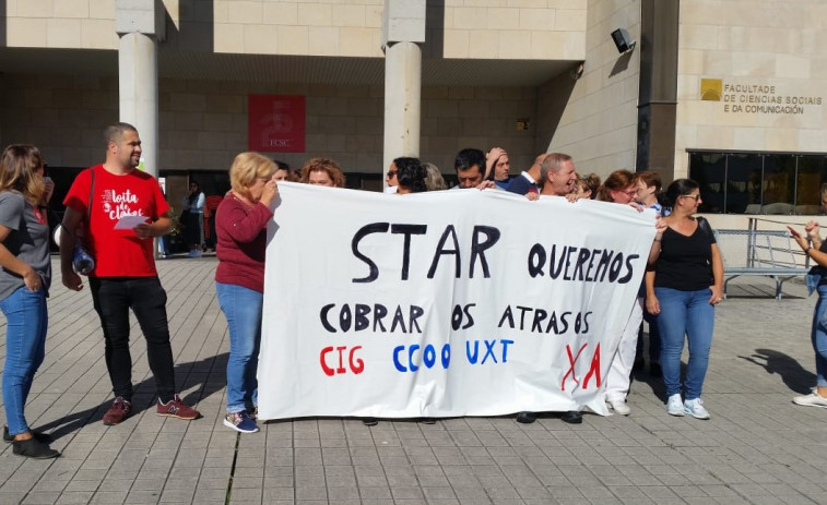 Protestas del personal de limpieza del campus de Pontevedra por las deudas de Star Servicios