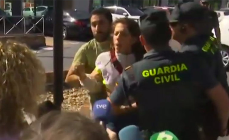 La hija de Juan Carlos Quer, quien queda libre pero investigado, increpa en público a su madre (vídeo)