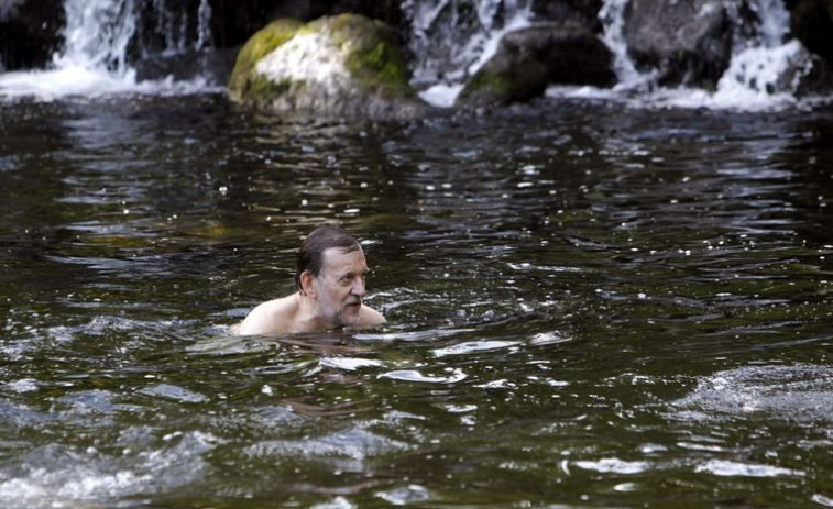Rajoy se da un chapuzón en el río Umia ante la sorpresa de los bañistas