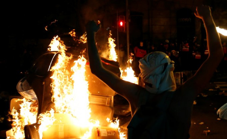 Cargas, agresiones ultras y nuevos disturbios independentistas en Barcelona (videos)