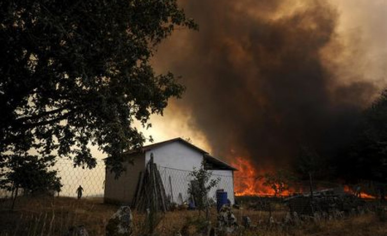 La superficie quemada por el incendio de Palmés (Ourense) se eleva a 230 hectáreas y sigue sin ser controlado